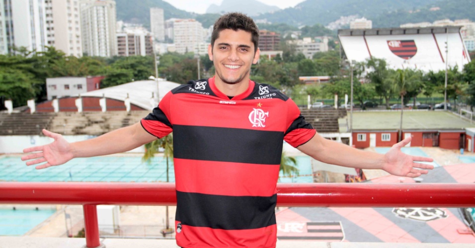 Bruno Gissoni, o Iran de "Avenida Brasil", esteve hoje na sede do clube do Flamengo, na Gávea, zona sul do Rio (13/7/12)