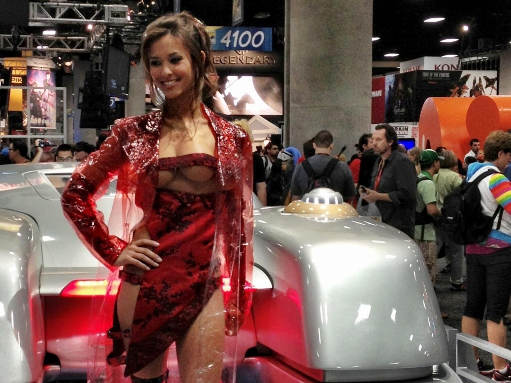 Estande de "O Vingador do Futuro" contou com a famosa prostituta marciana de 3 seios (13/7/12) - Reprodução/Facebook