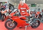 Motociclista de 85 anos compra uma Panigale - Reprodução