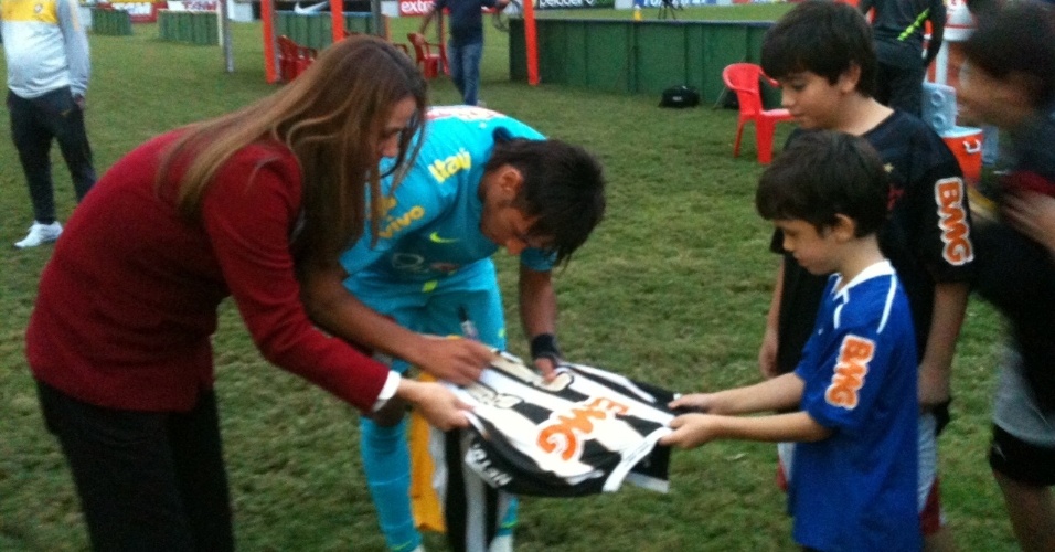 Filho de Patrícia Amorim pede autógrafo a Neymar em camisa do Santos durante treino na Gávea