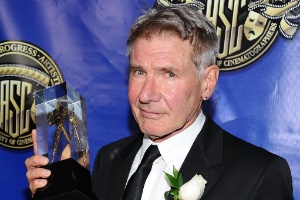 Harrison Ford na posa com seu prêmio na 26ª Annual Outstanding Achievement Awards, em Hollywood (12/2/12) - Angela Weiss/Getty Images