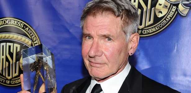 Harrison Ford na posa com seu prêmio na 26ª Annual Outstanding Achievement Awards, em Hollywood (12/2/12) - Angela Weiss/Getty Images
