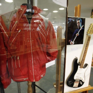 Uma das jaqueta que Michael Jackson usou na época de "Beat It" é leiloada na Argentina (11/7/12) - Leo La Valle/EFE