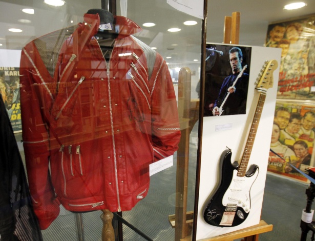 Jaqueta que Michael Jackson usou na época de "Beat It" é destaque de leilão na Argentina (11/7/12)