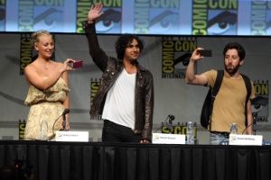Kaley Cuoco, Kunal Nayyar, e Simon Helberg da série "The Big Bang Theory" durante a Comic-Con 2012 (13/7/12) - Kevin Winter/AFP