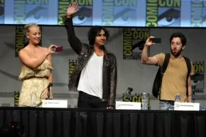 Kaley Cuoco, Kunal Nayyar, e Simon Helberg da série "The Big Bang Theory" durante a Comic-Con 2012 (13/7/12) - Kevin Winter/AFP