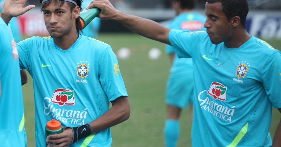 Lucas joga água em Neymar no treino da seleção brasileira no Rio de Janeiro