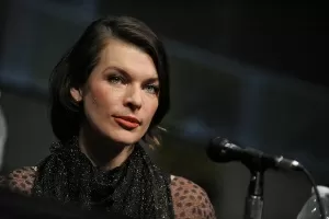 Milla Jovovich no painel de "Resident Evil 5 - Retribuição" - Jordan Strauss/AP
