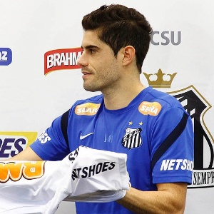 Miralles treinou ao lado de Dimba no ataque e só aguarda regularização no BID para estrear - Divulgação/Santos FC