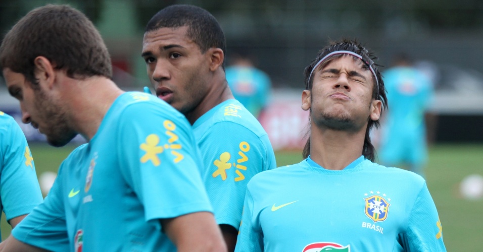 Neymar faz careta após treino da seleção brasileira no Rio de Janeiro