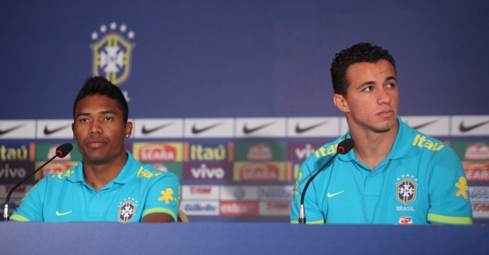 O lateral-esquerdo Alex Sandro e o atacante Leandro Damião foram os selecionados para a entrevista coletiva desta sexta-feira