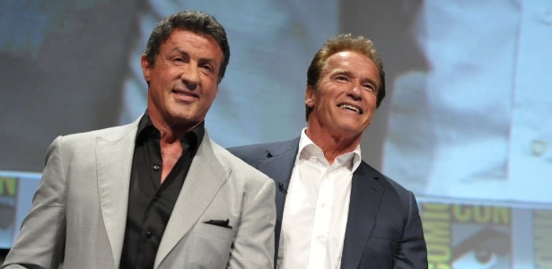 Os atores Sylvester Stallone e Arnold Schwarzenegger falam sobre o filme "Os Mercenários 2", previsto para estrear em agosto, na Comic-con (12/7/12) - John Shearer/AP