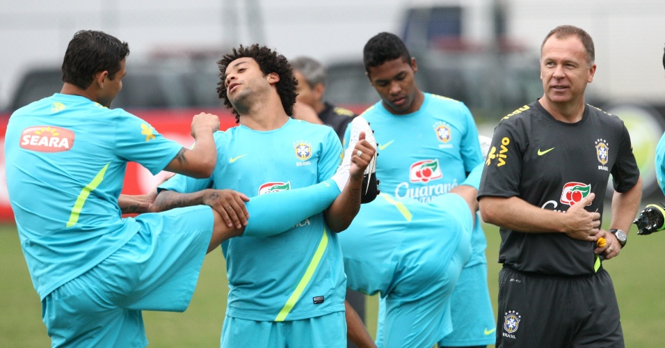Sob supervisão do técnico Mano Menezes, jogadores da seleção fazem alongamento em treino no Rio