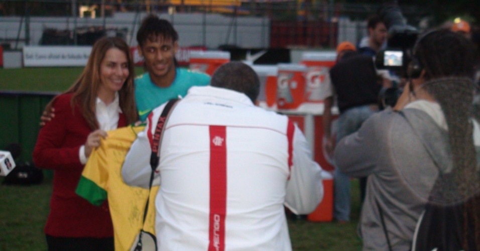 "Tiete", Patrícia Amorim tira fotos ao lado de Neymar e camisa da seleção autografada 