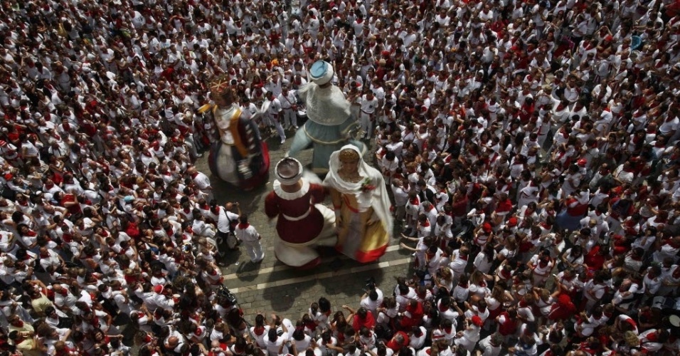14.jul.2012 - 14.jul.2012 -  Multidão participa de desfile de bonecos gigantes durante cerimônia no último dia do  tradicional festival São Firmino, que acontece em Pamplona, na Espanha