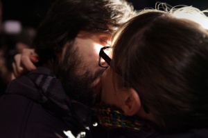 Casal se beija na praça Líber Seregni, na capital