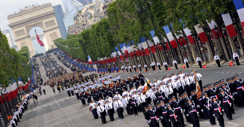 14.jul.2012 - França celebra neste sábado (14) o Dia da Bastilha, na avenida Champs-Elysées, em Paris