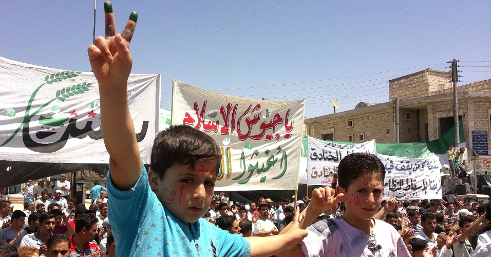 14.jul.2012 - Garoto participa de manifestação neste sábado (14), em oposição ao governo sírio em Binnish, na Síria