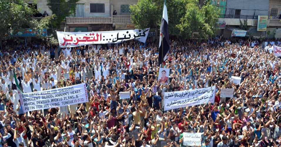 14.jul.2012 - Imagem divulgada neste sábado (14) mostra manifestantes contrários ao regime síria durante protesto em Kfar Nubul, na província síria de Idlib na sexta (13)