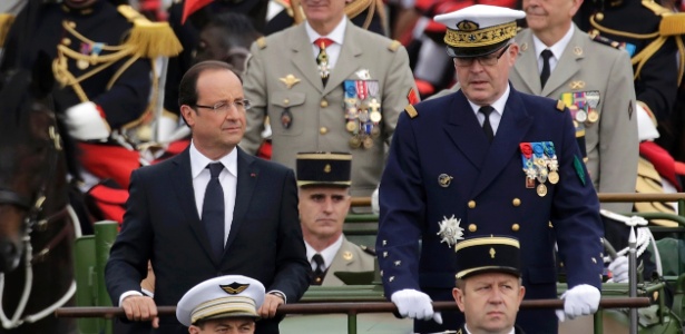 Hollande (esquerda) criticou seleção da Eurocopa após desfile no Dia da Bastilha - Mal Langsdon/Reuters