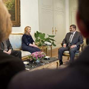 Secretária de Estado dos EUA, Hillary Clinton, se reunir sábado (14) com novo presidente egípcio, o islamita Mohamed Mursi - Brendan Smialowski/AFP Photo