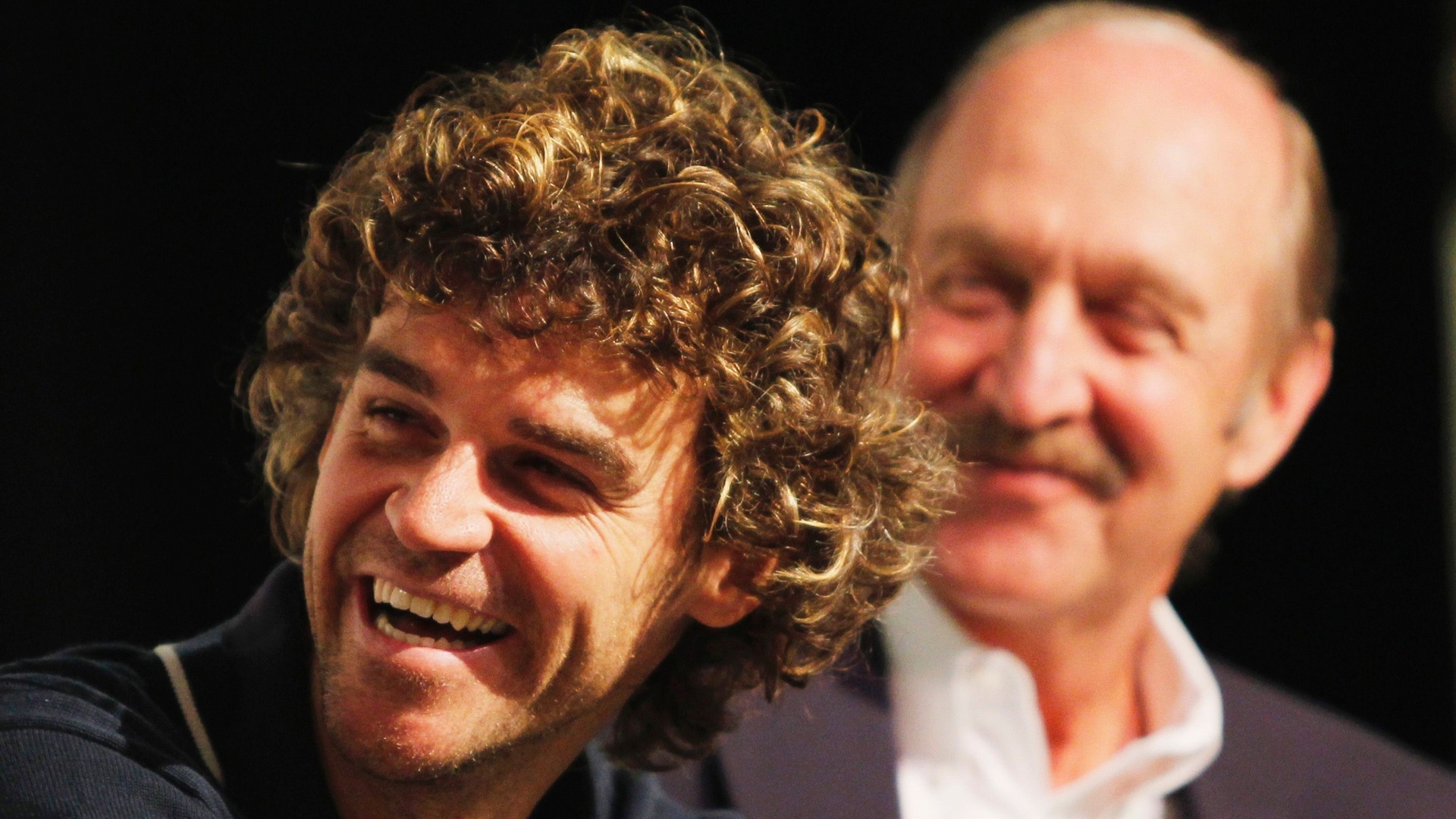Brasileiro Gustavo Kuerten sorri ao lado do ex-tenista Stan Smith em entrevista coletiva realizada neste sábado - REUTERS/Jessica Rinaldi