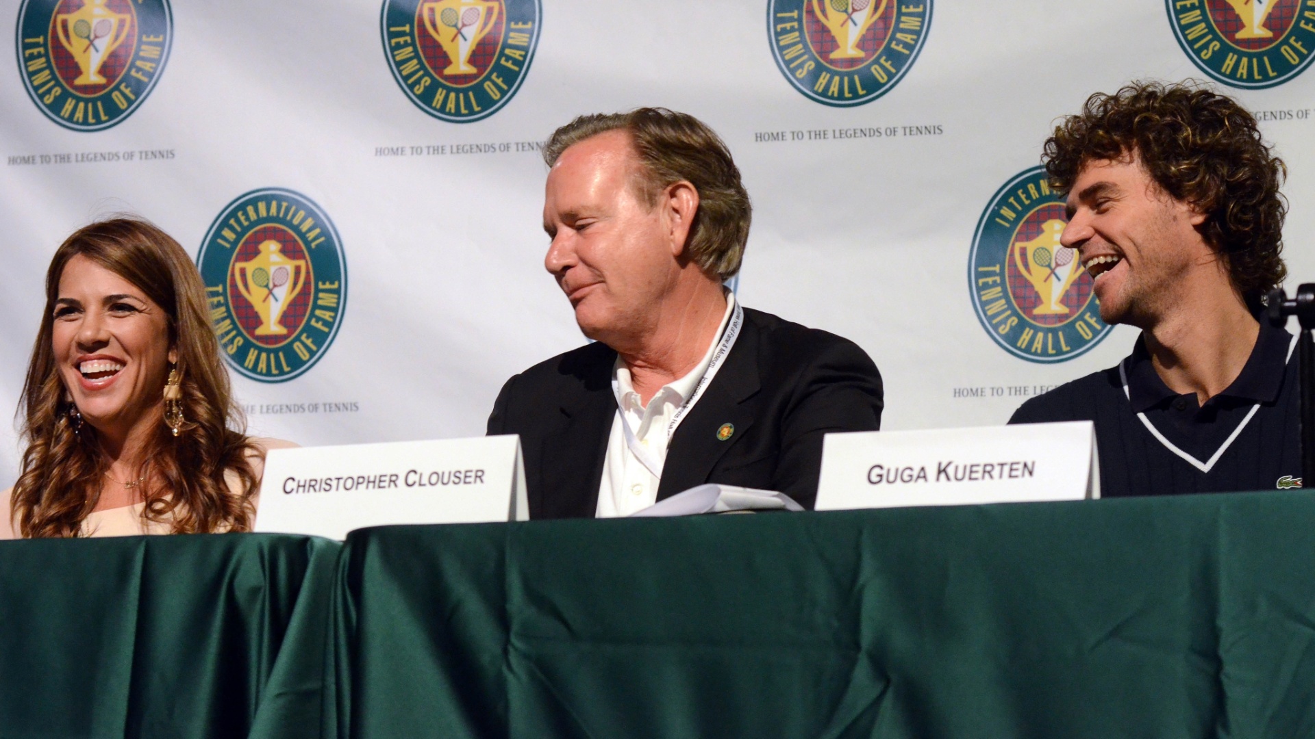 Dirigente Chairman Christopher observa ex-tenistas Jennifer Capriati e Guga falarem em entrevista coletiva - Darren McCollester/Getty Images/AFP