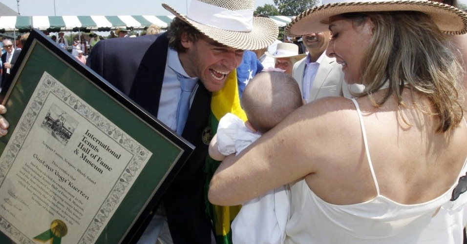 Guga brinca com sua filha Maria Augusta após a cerimônia que o colocou no Hall da Fama do tênis