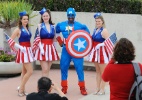 "Capitão América" posa para fotos com belas mulheres na Comic-Con - Denis Poroy/Invision/AP
