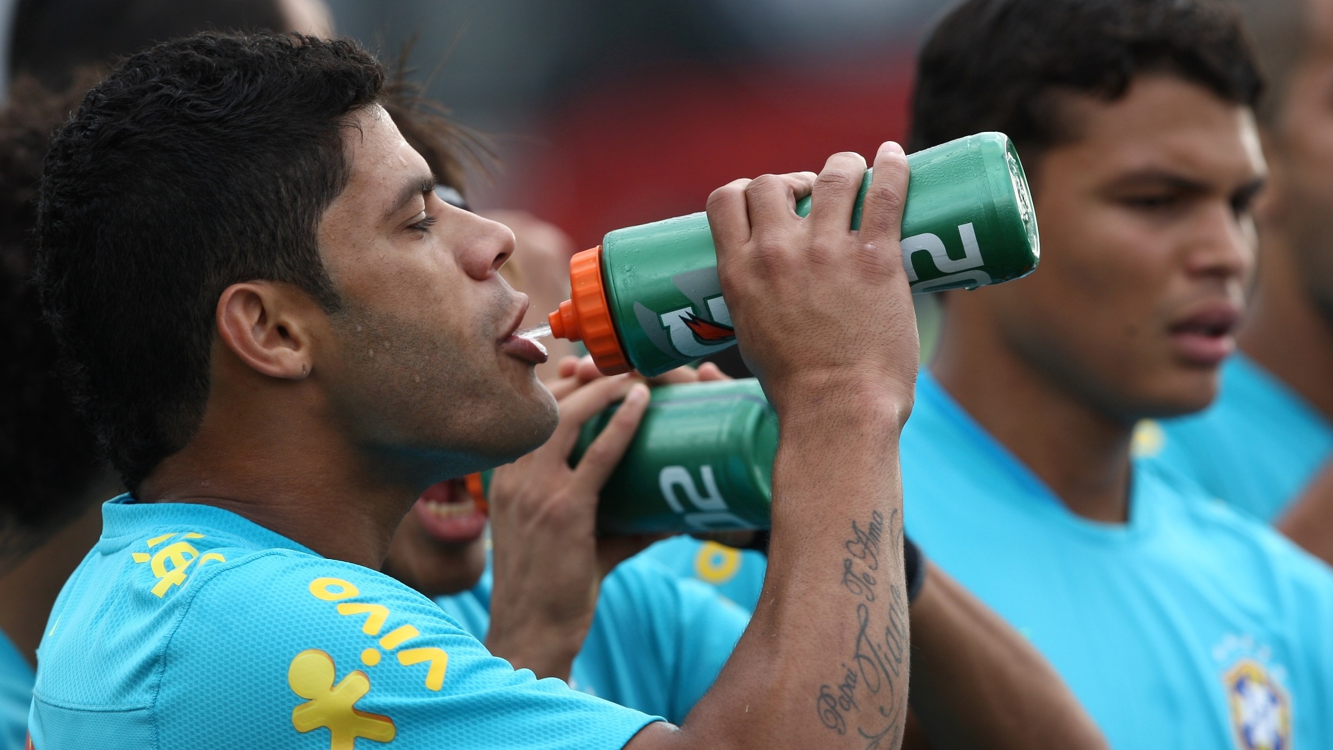 Hulk se refresca durante treinamento da seleção no Rio de Janeiro