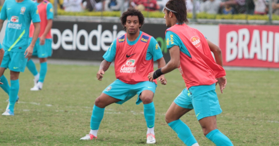 Marcelo acompanha jogada de Neymar durante treinamento da seleção brasileira