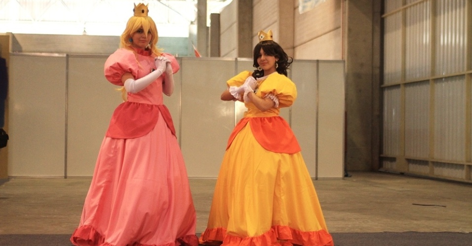 Moças se fantasiam como a princesa Peach do jogo "Mario Bros" no World Cosplay Summit 2012, no Jabaquara, em São Paulo (14/7/12) - Shin Shikuma/UOL