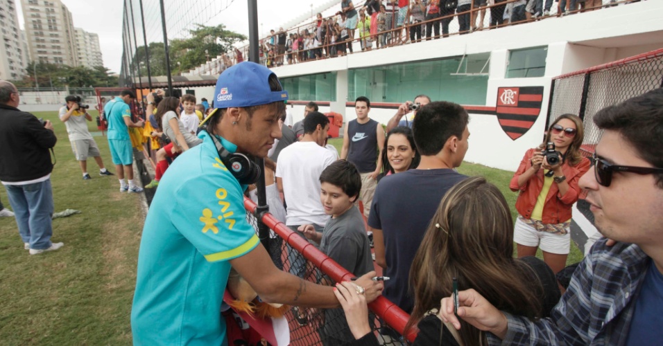 Neymar atende aos fãs depois do treinamento da seleção olímpica na Gávea, neste sábado