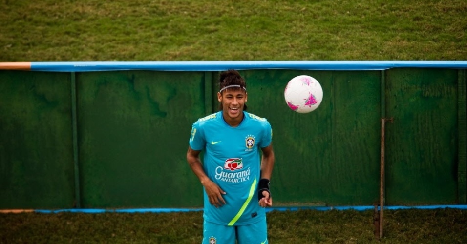 Neymar brinca com a bola durante treinamento da seleção olímpica