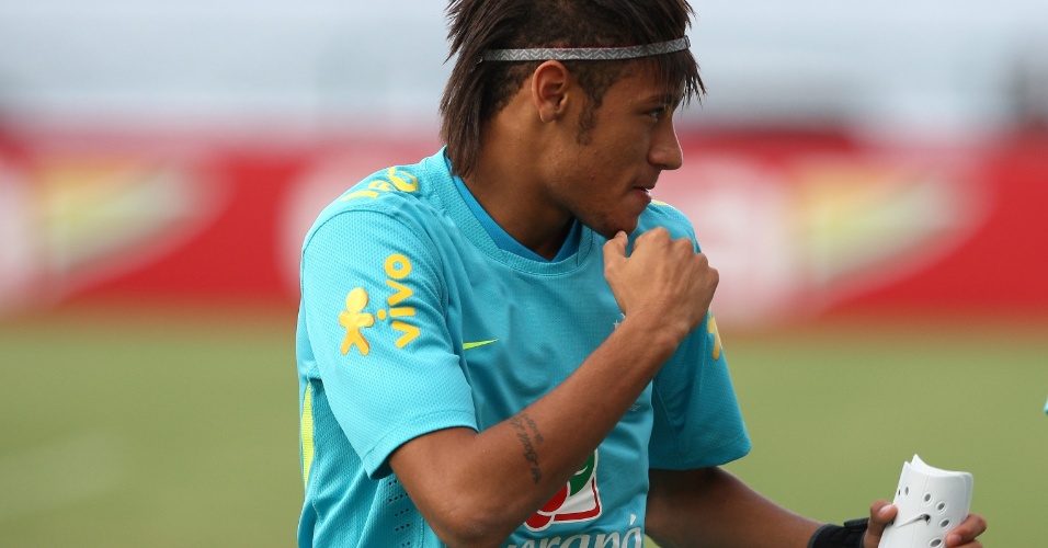 Neymar brinca durante treino da seleção olímpica neste sábado