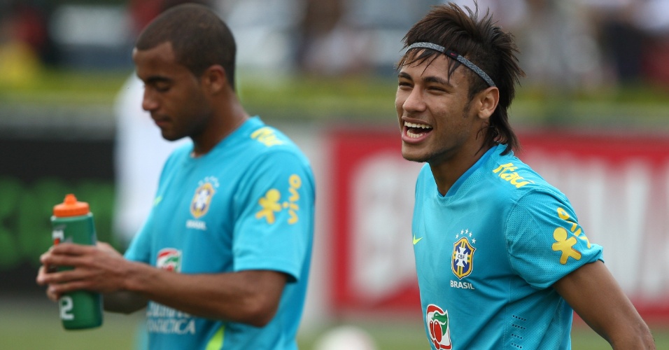 Neymar e Lucas durante treinamento da seleção no Rio de Janeiro