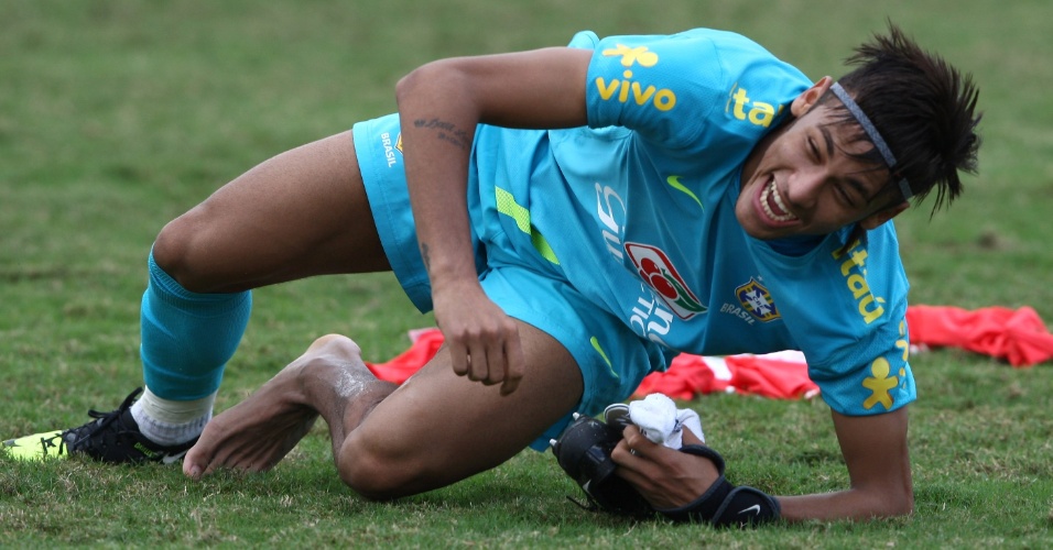 Neymar leva pisão de Rômulo, sai mancando, mas diz não ser um problema