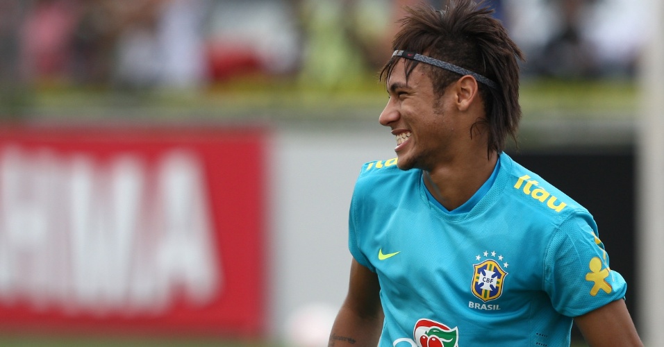 Neymar se diverte durante treino da seleção olímpica, neste sábado