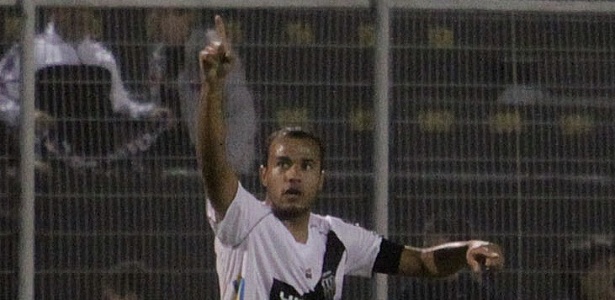 Roger comemora um dos seus três gols na goleada da Ponte Preta sobre o Coritiba  - GUSTAVO MAGNUSSON/FOTOARENA/AE