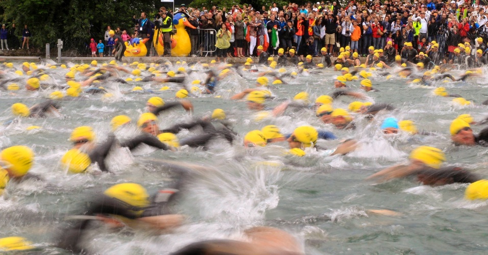 15.jul.2012 - Atletas competem neste domingo (15) em prova de natação em lago Zurique, na Suíça
