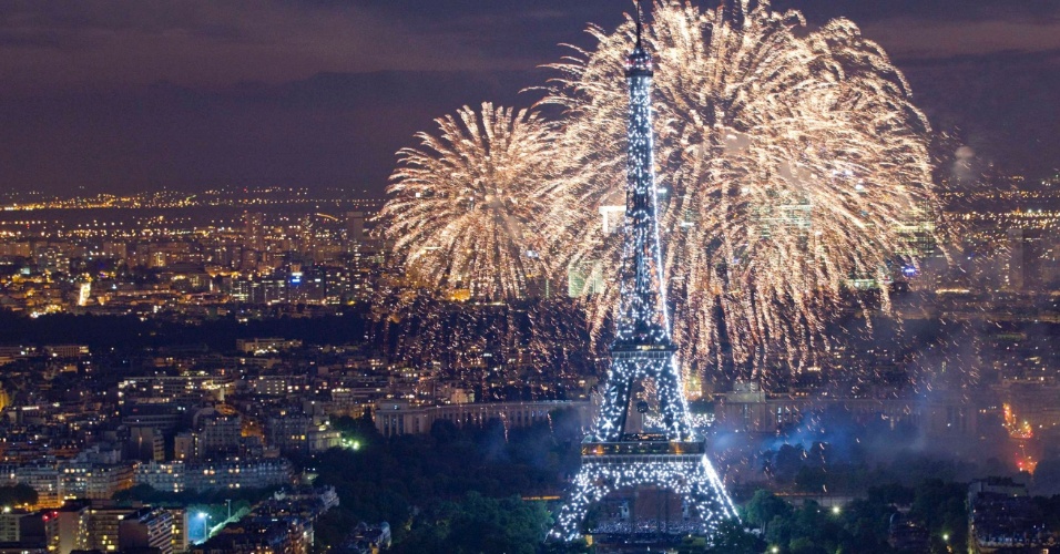 15.jul.2012 - Fogos de artifício explodem atrás da Torre Eiffel durante as celebrações finais do Dia da Bastilha, em Paris, na França