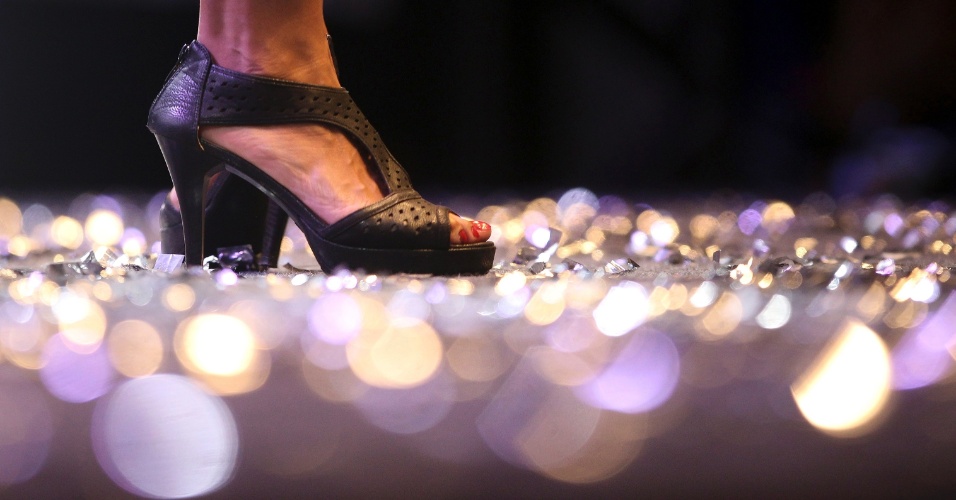 15.jul.2012 - Imagem mostra sapatos de candidata ao título de Garota Fitness São Paulo 2012, durante o concurso, em São Paulo