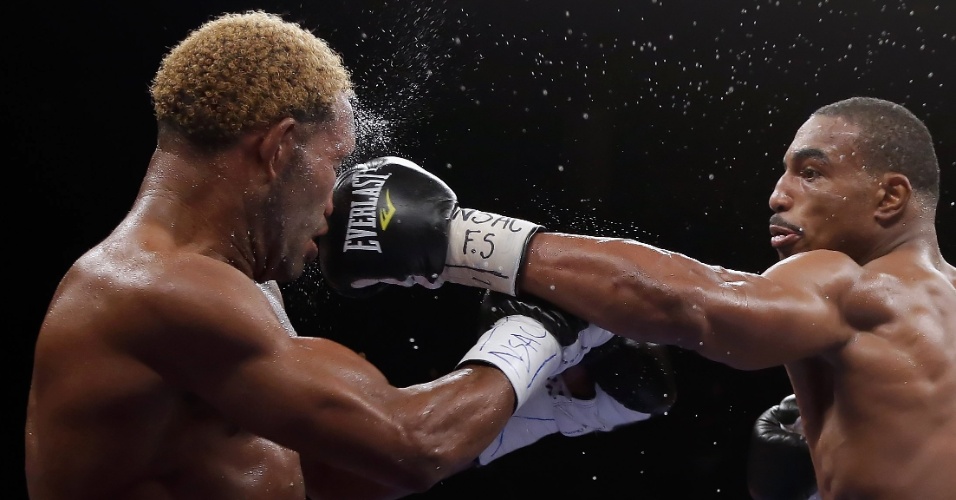 15.jul.2012 - O boxeador J'Leon Love (à direita) dá um soco no porto-riquenho Joseph De Los Santos durante luta em Las Vegas, nos Estados Unidos