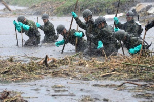 Soldados japoneses realizam buscas por vítimas em Aso, uma das áreas atingindas pelas chuvas