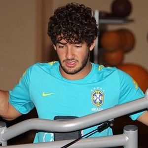 Pato não participou do treino da seleção brasileira e ficou no fazendo fisioterapia
