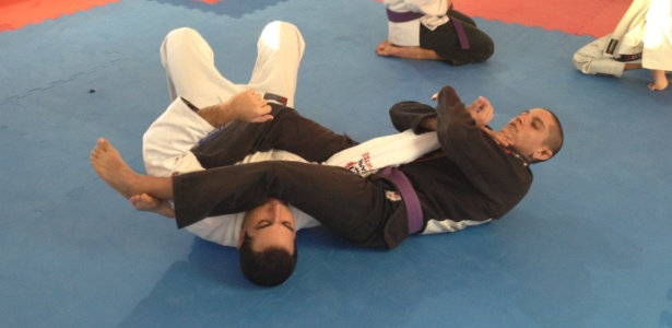 Faixa roxa de jiu-jitsu, Sarah Frota (de preto) aplica golpe sobre adversário  - Luiza Oliveira/UOL