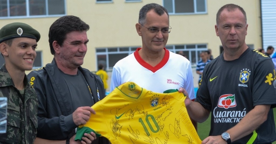 Mano Menezes e Andrés Sanchez entregam camisa da seleção autografada para o Exército Brasileiro