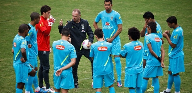 Mano Menezes passa instrução aos jogadores da seleção olímpica