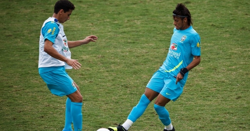 Neymar disputa lance com Ganso em treinamento da seleção olímpica