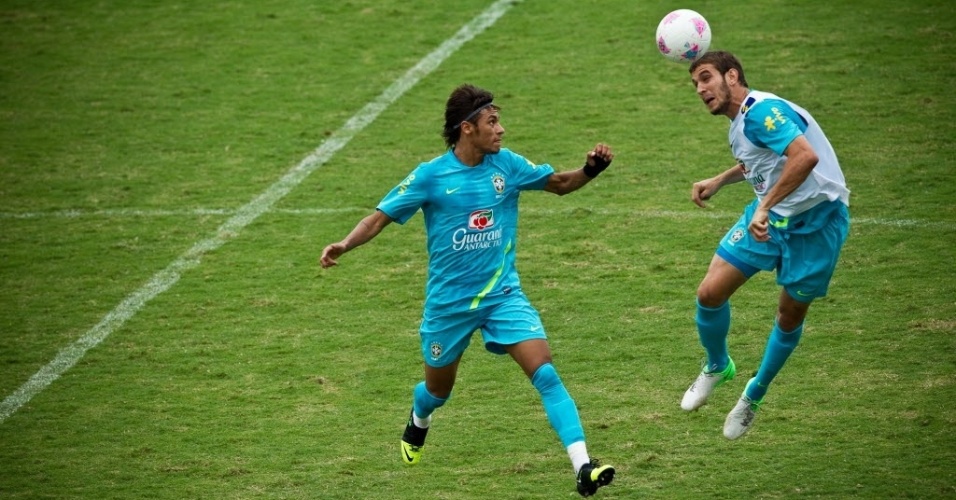 Neymar e o Bruno Uvini, zagueiro do São Paulo, disputam lance em treinamento da seleção olímpica na Urca (RJ)